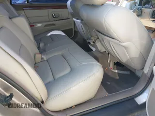 1998 Cadillac DeVille z VIN 1G6KD54Y4WU800220, wystawiony jako IAAI lot #41818035 z przebiegiem 121 555 mil mil oraz . Historia ofert i sprzedaży dostępna na DreamBid. Obrazek 8.