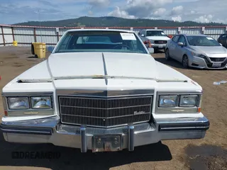 1984 Cadillac DeVille z VIN 1G6AM4784E9070781, wystawiony jako IAAI lot #42322274 z przebiegiem 126 933 mil mil oraz . Historia ofert i sprzedaży dostępna na DreamBid. Obrazek 6.