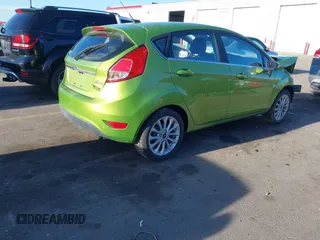 2018 Ford Fiesta Titanium z VIN 3FADP4FJ2JM142861, wystawiony jako IAAI lot #41860660 z przebiegiem 20 820 mil mil oraz . Historia ofert i sprzedaży dostępna na DreamBid. Obrazek 4.
