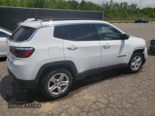 2023 Jeep Compass Latitude z VIN 3C4NJDBN9PT552970, wystawiony jako Copart lot #63489905 z przebiegiem 61 045 mil mil oraz Czysty tytuł • Clean title. Historia ofert i sprzedaży dostępna na DreamBid. Obrazek 3.