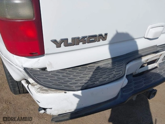 2002 GMC Yukon Denali with VIN 1GKEK63U32J186913, listed as a IAAI auction lot 42030562 with 220,156 mi miles. Bid and sale history available at carsss.com. Image 12.