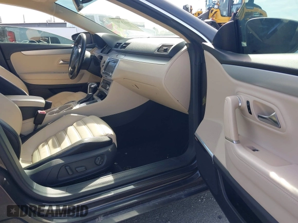 2010 Volkswagen CC Lux Plus with VIN WVWHN7AN1AE542428, listed as a IAAI auction lot 40251462 with 136,899 mi miles. Bid and sale history available at carsss.com. Image 5.