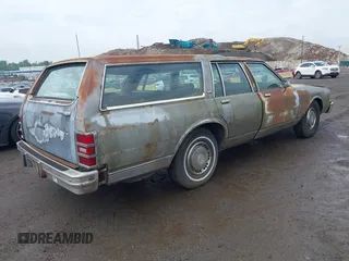 1984 Chevrolet Caprice z VIN 2G1AN35H3E9181574, wystawiony jako IAAI lot #42374841 z przebiegiem 109 435 mil mil oraz . Historia ofert i sprzedaży dostępna na DreamBid. Obrazek 4.