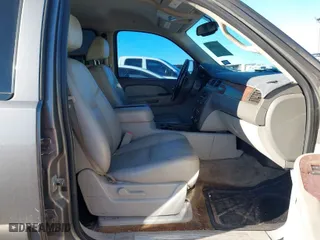 2007 Chevrolet Avalanche LT w/3LT with VIN 3GNFK123X7G232507, listed as a IAAI auction lot 41040026 with 278,168 mi miles. Bid and sale history available at carsss.com. Image 5.