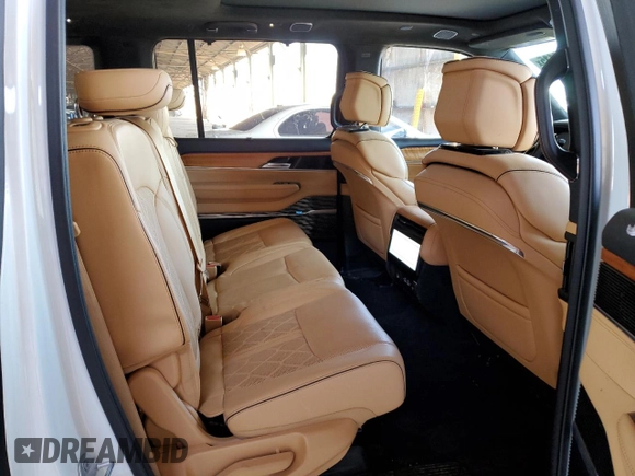 2022 Jeep Grand Wagoneer Series III z VIN 1C4SJVGJ0NS118742, wystawiony jako Copart lot #54563115 z przebiegiem 65 721 mil mil oraz Szkoda całkowita • Salvage title. Historia ofert i sprzedaży dostępna na DreamBid. Obrazek 11.