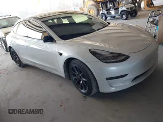 2021 Tesla Model 3 Long Range z VIN 5YJ3E1EB1MF852881, wystawiony jako IAAI lot #41643234 z przebiegiem 92 346 mil mil oraz . Historia ofert i sprzedaży dostępna na DreamBid. Obrazek 1.