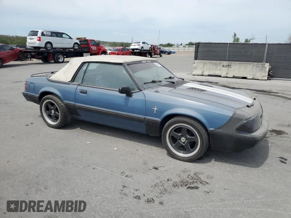 1988 Ford Mustang z VIN 1FABP44A1JF228656, wystawiony jako Copart lot #49451215 z przebiegiem 42 754 mil mil oraz Czysty tytuł • Clean title. Historia ofert i sprzedaży dostępna na DreamBid. Obrazek 4.
