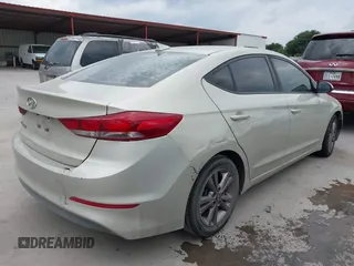 2018 Hyundai Elantra SEL z VIN 5NPD84LF4JH358837, wystawiony jako IAAI lot #42158320 z przebiegiem 111 682 mil mil oraz . Historia ofert i sprzedaży dostępna na DreamBid. Obrazek 4.