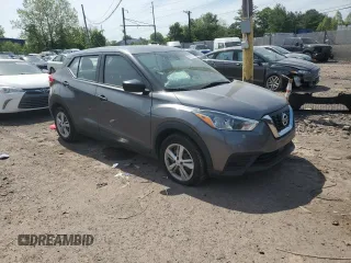 2020 Nissan Kicks S z VIN 3N1CP5BV9LL539063, wystawiony jako Copart lot #56322625 z przebiegiem 78 335 mil mil oraz Szkoda całkowita • Salvage title. Historia ofert i sprzedaży dostępna na DreamBid. Obrazek 4.