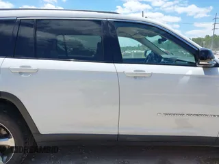 2021 Jeep Grand Cherokee Limited z VIN 1C4RJJBG1M8136228, wystawiony jako IAAI lot #42022735 z przebiegiem 82 017 mil mil oraz . Historia ofert i sprzedaży dostępna na DreamBid. Obrazek 13.