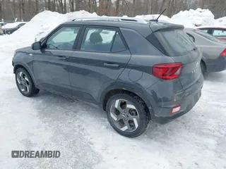 2024 Hyundai Venue SEL z VIN KMHRC8A39RU317444, wystawiony jako IAAI lot #41596048 z przebiegiem 8 619 mil mil oraz . Historia ofert i sprzedaży dostępna na DreamBid. Obrazek 3.