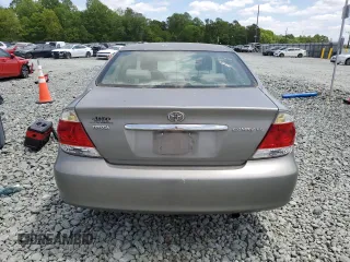 2005 Toyota Camry STD z VIN 4T1BE32K25U594905, wystawiony jako Copart lot #55049485 z przebiegiem 248 289 mil mil oraz Czysty tytuł • Clean title. Historia ofert i sprzedaży dostępna na DreamBid. Obrazek 6.