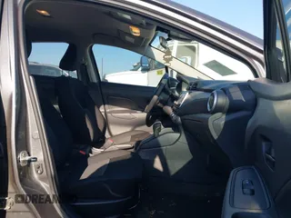 2024 Nissan Versa S z VIN 3N1CN8DV2RL910111, wystawiony jako IAAI lot #42028037 z przebiegiem 12 848 mil mil oraz . Historia ofert i sprzedaży dostępna na DreamBid. Obrazek 5.