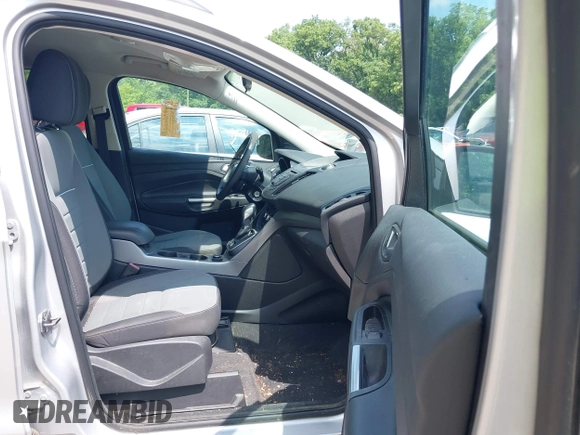 2013 Ford Escape SE z VIN 1FMCU0GXXDUC92917, wystawiony jako IAAI lot #42458117 z przebiegiem 136 006 mil mil oraz . Historia ofert i sprzedaży dostępna na DreamBid. Obrazek 5.