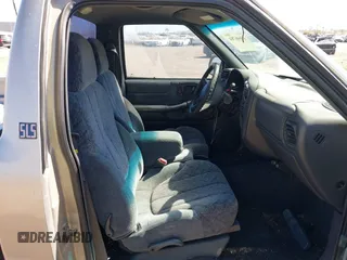 2000 GMC Sonoma SLS w/1SE Pkg with VIN 1GTCS1452YK293533, listed as a IAAI auction lot 41646784 with 121,173 mi miles. Bid and sale history available at carsss.com. Image 5.