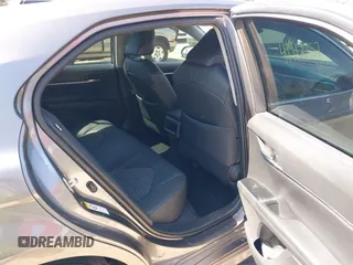 2018 Toyota Camry LE z VIN 4T1B11HK2JU113469, wystawiony jako IAAI lot #41912957 z przebiegiem 158 323 mil mil oraz . Historia ofert i sprzedaży dostępna na DreamBid. Obrazek 8.