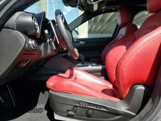 2022 Alfa Romeo Giulia Veloce z VIN ZARFAMBN6N7657347, wystawiony jako Copart lot #52584765 z przebiegiem 63 783 mil mil oraz Nie do naprawy. Historia ofert i sprzedaży dostępna na DreamBid. Obrazek 7.