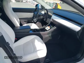 2019 Tesla Model 3 Mid Range z VIN 5YJ3E1EA0KF322776, wystawiony jako IAAI lot #41703368 z przebiegiem 131 264 mil mil oraz . Historia ofert i sprzedaży dostępna na DreamBid. Obrazek 5.