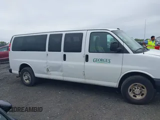 2020 Chevrolet Express Passenger LS z VIN 1GAZGNFP7L1212812, wystawiony jako IAAI lot #42263328 z przebiegiem 350 936 mil mil oraz . Historia ofert i sprzedaży dostępna na DreamBid. Obrazek 12.