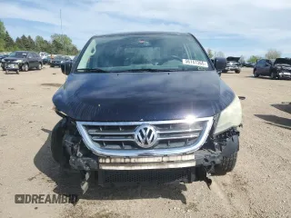2010 Volkswagen Routan SE z VIN 2V4RW3D13AR209336, wystawiony jako Copart lot #56141365 z przebiegiem 169 541 mil mil oraz Szkody całkowita. Historia ofert i sprzedaży dostępna na DreamBid. Obrazek 5.