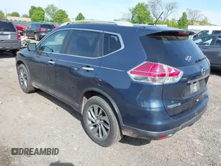 2015 Nissan Rogue SL z VIN 5N1AT2MVXFC797938, wystawiony jako IAAI lot #42129111 z przebiegiem 133 898 mil mil oraz . Historia ofert i sprzedaży dostępna na DreamBid. Obrazek 3.