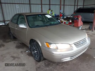1999 Toyota Camry LE z VIN JT2BG22K2X0378144, wystawiony jako IAAI lot #42168972 z przebiegiem 104 730 mil mil oraz . Historia ofert i sprzedaży dostępna na DreamBid. Obrazek 1.