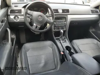 2014 Volkswagen Passat S z VIN 1VWAT7A30EC078066, wystawiony jako Copart lot #58312015 z przebiegiem 123 397 mil mil oraz Szkoda całkowita • Salvage title. Historia ofert i sprzedaży dostępna na DreamBid. Obrazek 8.