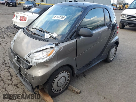 2013 Smart fortwo Pure z VIN WMEEJ3BA6DK653471, wystawiony jako Copart lot #51864365 z przebiegiem 129 778 mil mil oraz Tytuł czysty. Historia ofert i sprzedaży dostępna na DreamBid. Obrazek 1.