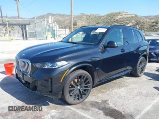 2025 BMW X5 xDrive40i z VIN 5UX23EU00S9Y71257, wystawiony jako IAAI lot #41354387 z przebiegiem Nie podano mil oraz . Historia ofert i sprzedaży dostępna na DreamBid. Obrazek 2.