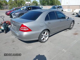 2004 Mercedes-Benz C 230 Kompressor z VIN WDBRF40J24A594806, wystawiony jako IAAI lot #42444464 z przebiegiem 266 778 mil mil oraz . Historia ofert i sprzedaży dostępna na DreamBid. Obrazek 4.