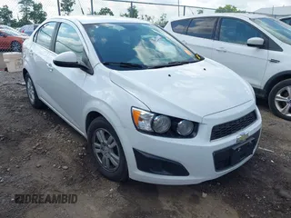 2012 Chevrolet Sonic LT z VIN 1G1JC5SH7C4174696, wystawiony jako IAAI lot #42455141 z przebiegiem 156 884 mil mil oraz . Historia ofert i sprzedaży dostępna na DreamBid. Obrazek 1.