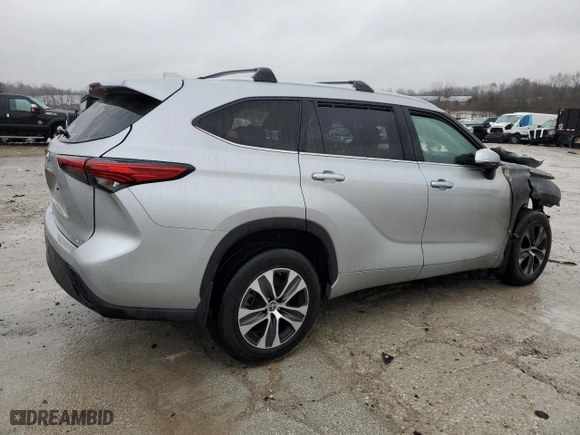 2022 Toyota Highlander XLE with VIN 5TDGZRBH5NS561228, listed as a Copart auction lot 85669744 with 0 mi miles and Non Repairable. Bid and sale history available at carsss.com. Image 3.