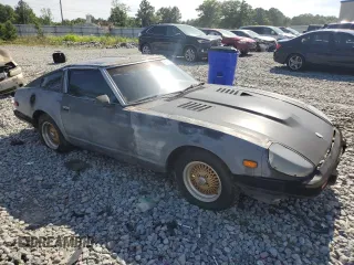 1982 Datsun 280ZX z VIN JN1HZ04S1CX447813, wystawiony jako Copart lot #56649125 z przebiegiem 285 290 mil mil oraz Tytuł czysty. Historia ofert i sprzedaży dostępna na DreamBid. Obrazek 4.