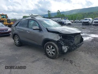 2013 Kia Sorento LX z VIN 5XYKTDA27DG369235, wystawiony jako IAAI lot #42182347 z przebiegiem 185 950 mil mil oraz . Historia ofert i sprzedaży dostępna na DreamBid. Obrazek 1.