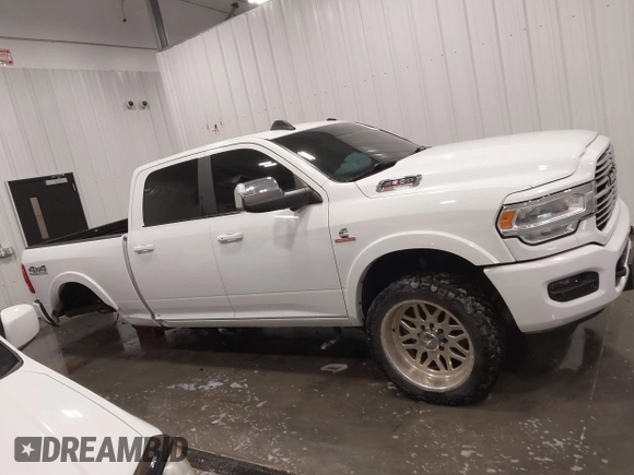 2019 Ram 2500 Laramie z VIN 3C6UR5FL7KG657180, wystawiony jako IAAI lot #41714476 z przebiegiem 97 334 mil mil oraz . Historia ofert i sprzedaży dostępna na DreamBid. Obrazek 14.