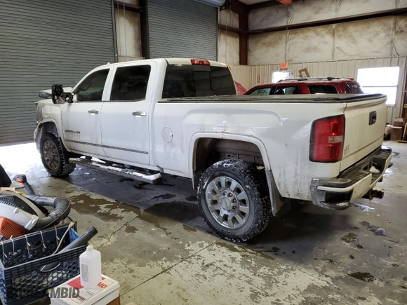 2016 GMC Sierra 2500HD Denali with VIN 1GT12UE80GF172816, listed as a Copart auction lot 43635765 with 81,800 mi miles and Salvage Title. Bid and sale history available at carsss.com. Image 2.