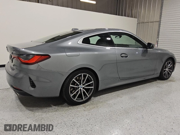 2024 BMW 4 Series 430i z VIN WBA53AP01RCR82185, wystawiony jako Copart lot #55703945 z przebiegiem 24 906 mil mil oraz Czysty tytuł • Clean title. Historia ofert i sprzedaży dostępna na DreamBid. Obrazek 3.
