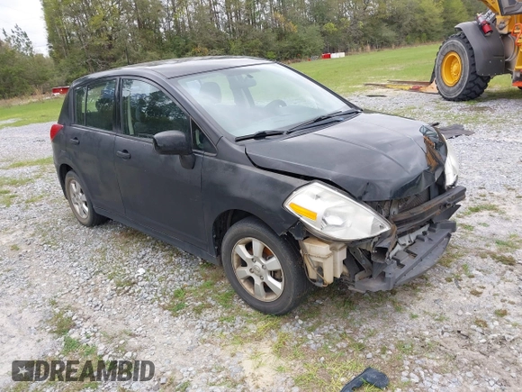 2009 Nissan Versa SL z VIN 3N1BC13E49L488417, wystawiony jako IAAI lot #41943795 z przebiegiem 221 010 mil mil oraz . Historia ofert i sprzedaży dostępna na DreamBid. Obrazek 1.