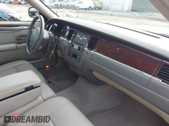 2007 Lincoln Town Car Signature с VIN 1LNHM81V97Y603665, выставлен на аукционе IAAI как лот 42224688 с пробегом 82 861 миль миль и . История ставок и продаж доступна на DreamBid. Изображение 5.