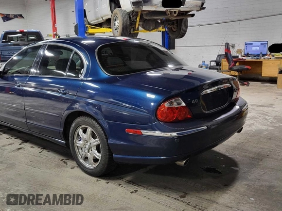 2000 Jaguar S-Type V8 z VIN SAJDA01D3YGL47987, wystawiony jako Copart lot #60103145 z przebiegiem 110 742 mil mil oraz Czysty tytuł • Clean title. Historia ofert i sprzedaży dostępna na DreamBid. Obrazek 3.