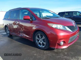 2013 Toyota Sienna SE с VIN 5TDXK3DC2DS390388, выставлен на аукционе IAAI как лот 41316417 с пробегом 72 361 миль миль и . История ставок и продаж доступна на DreamBid. Изображение 1.