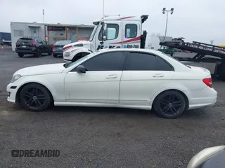 2012 Mercedes-Benz C 300 Sport z VIN WDDGF8BB1CR196238, wystawiony jako IAAI lot #42488861 z przebiegiem 111 877 mil mil oraz . Historia ofert i sprzedaży dostępna na DreamBid. Obrazek 14.