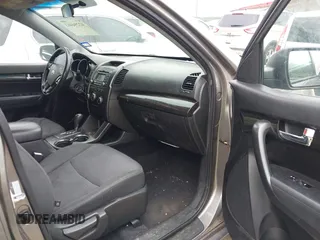 2012 Kia Sorento LX z VIN 5XYKT3A17CG295038, wystawiony jako IAAI lot #42294463 z przebiegiem 185 089 mil mil oraz . Historia ofert i sprzedaży dostępna na DreamBid. Obrazek 5.