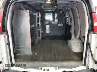 2013 Chevrolet Express Cargo z VIN 1GCSGAFX2D1138833, wystawiony jako IAAI lot #42521021 z przebiegiem 103 313 mil mil oraz . Historia ofert i sprzedaży dostępna na DreamBid. Obrazek 13.