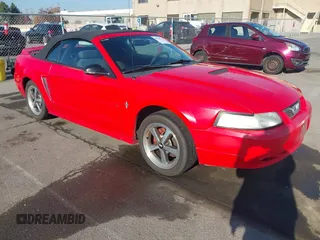 2000 Ford Mustang with VIN 1FAFP4444YF198834, listed as a IAAI auction lot 40780129 with 189,915 mi miles. Bid and sale history available at carsss.com. Image 1.
