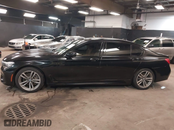 2018 BMW 7 Series 740i xDrive z VIN WBA7E4C51JGV24133, wystawiony jako IAAI lot #42253139 z przebiegiem 77 370 mil mil oraz . Historia ofert i sprzedaży dostępna na DreamBid. Obrazek 14.