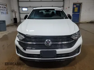 2024 Volkswagen Jetta Sport z VIN 3VWAM7BU9RM092279, wystawiony jako Copart lot #83995304 z przebiegiem 1 439 mil mil oraz Szkoda całkowita • Salvage title. Historia ofert i sprzedaży dostępna na DreamBid. Obrazek 5.