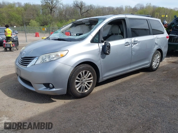 2012 Toyota Sienna XLE AAS z VIN 5TDYK3DC2CS233687, wystawiony jako IAAI lot #42148156 z przebiegiem 147 499 mil mil oraz . Historia ofert i sprzedaży dostępna na DreamBid. Obrazek 2.