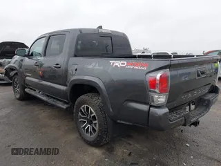 2020 Toyota Tacoma SR5 z VIN 3TMCZ5AN6LM323920, wystawiony jako IAAI lot #41885427 z przebiegiem 153 952 mil mil oraz . Historia ofert i sprzedaży dostępna na DreamBid. Obrazek 3.