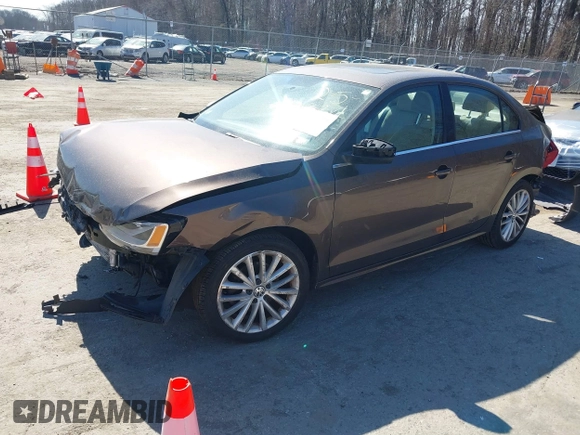 2011 Volkswagen Jetta SEL z VIN 3VWLX7AJXBM300389, wystawiony jako IAAI lot #41760720 z przebiegiem 249 087 mil mil oraz . Historia ofert i sprzedaży dostępna na DreamBid. Obrazek 2.